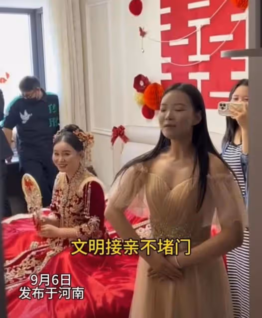 河南：社牛伴娘花式堵門，一聲「大哥」新郎心服口服，乖乖掏紅包