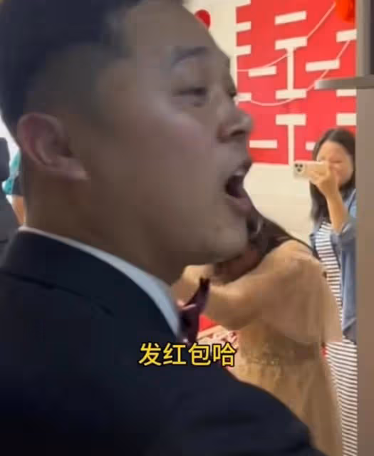 河南:社牛伴娘花式堵門,一聲「大哥」新郎心服口服,乖乖掏紅包
