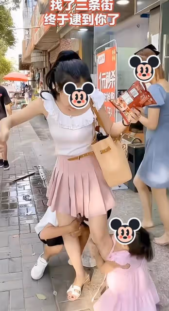 改嫁女子遇到和前夫所生的兩個孩子:看見你們真是倒霉,又得破費