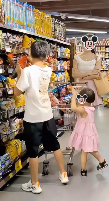 改嫁女子遇到和前夫所生的兩個孩子:看見你們真是倒霉,又得破費