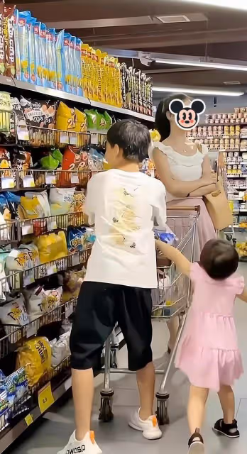 改嫁女子遇到和前夫所生的兩個孩子:看見你們真是倒霉,又得破費