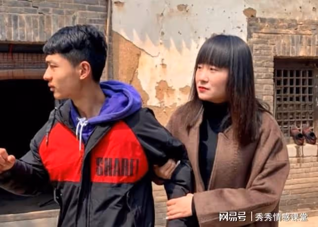 去老丈人家,岳父叫我幫忙挑水灌滿水缸,妻子卻叫我假裝閃了腰
