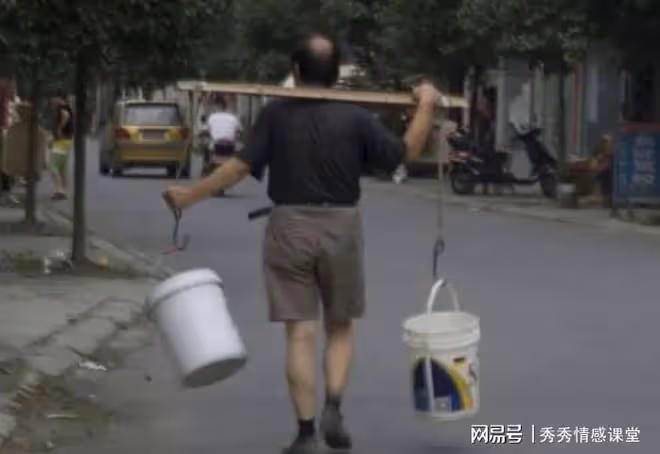 去老丈人家,岳父叫我幫忙挑水灌滿水缸,妻子卻叫我假裝閃了腰