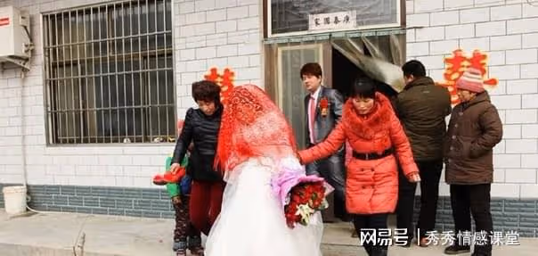 女子剛生完兒子,想吃豬蹄,婆婆嫌貴,丈夫:大度點,鹹菜也很補