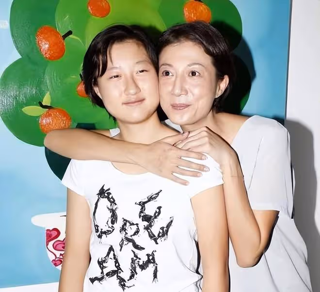 吳綺莉價值1500萬的豪宅雜草叢生,女兒離開後她無心打掃!