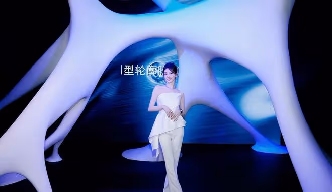 上海這一夜,白西裝大背頭的林更新,揭露了什麼才叫「矜貴儒雅」