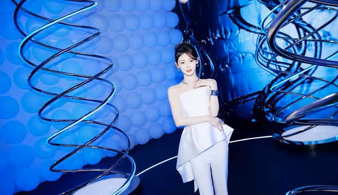 上海這一夜,白西裝大背頭的林更新,揭露了什麼才叫「矜貴儒雅」
