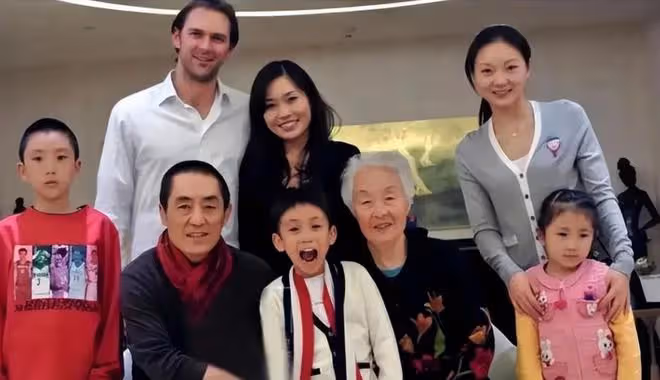 74歲張藝謀曬家族合照!大女兒和洋女婿站C位,嬌妻摟小女兒