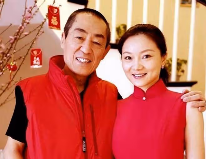 74歲張藝謀曬家族合照!大女兒和洋女婿站C位,嬌妻摟小女兒
