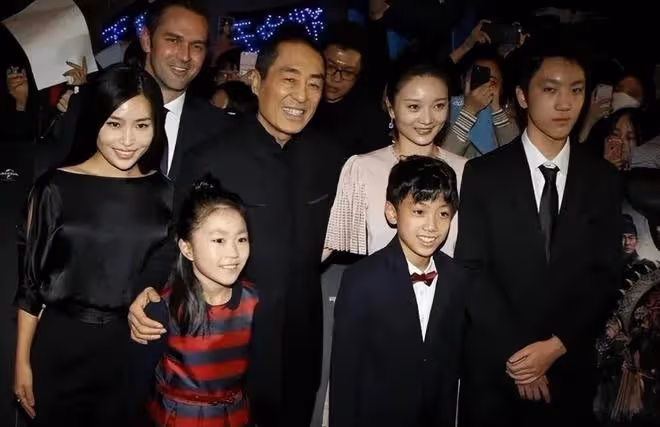 74歲張藝謀曬家族合照!大女兒和洋女婿站C位,嬌妻摟小女兒