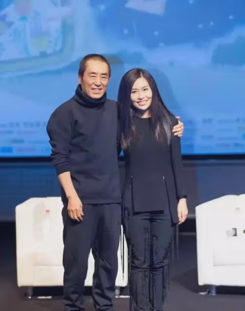 74歲張藝謀曬家族合照!大女兒和洋女婿站C位,嬌妻摟小女兒