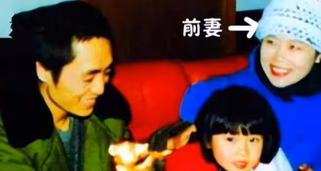 74歲張藝謀曬家族合照!大女兒和洋女婿站C位,嬌妻摟小女兒