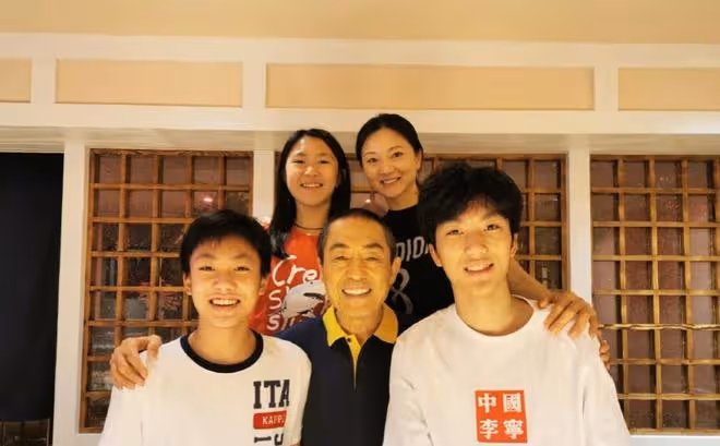 74歲張藝謀曬家族合照!大女兒和洋女婿站C位,嬌妻摟小女兒