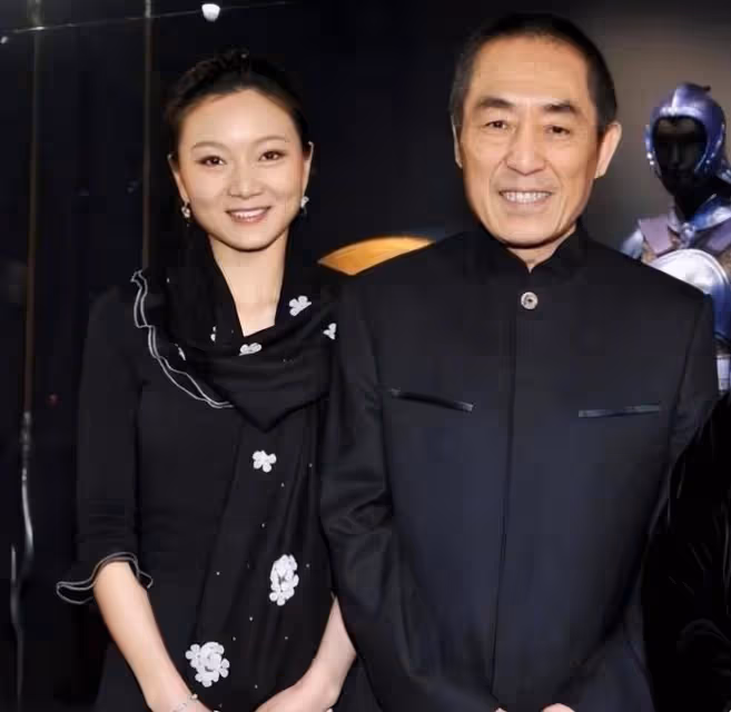 74歲張藝謀曬家族合照!大女兒和洋女婿站C位,嬌妻摟小女兒