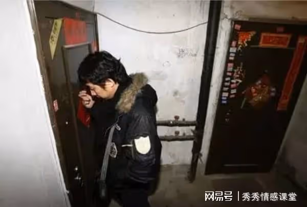 頭回跟女友見家長,岳父叫我幫他挑水,妻子卻叫我假裝閃了腰