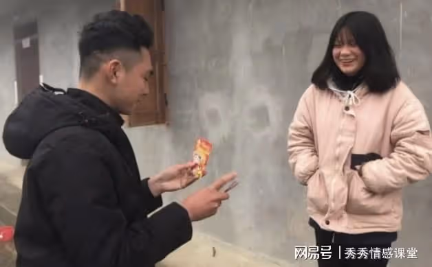 頭回跟女友見家長,岳父叫我幫他挑水,妻子卻叫我假裝閃了腰