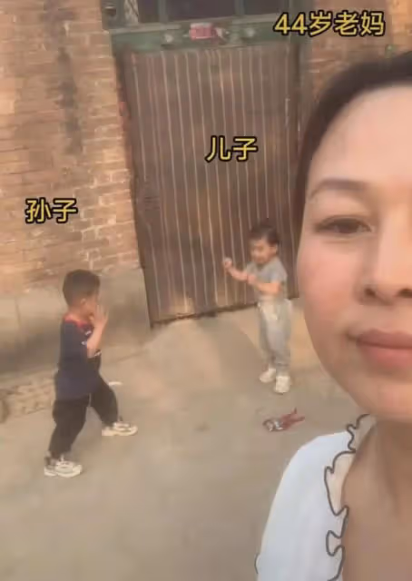 44歲女子當奶奶又當媽媽,見兒子被孫子欺負怒了,下秒硬生生憋回