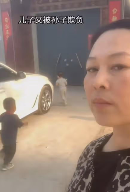44歲女子當奶奶又當媽媽,見兒子被孫子欺負怒了,下秒硬生生憋回