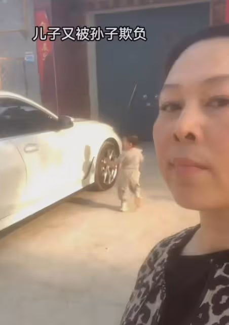 44歲女子當奶奶又當媽媽,見兒子被孫子欺負怒了,下秒硬生生憋回