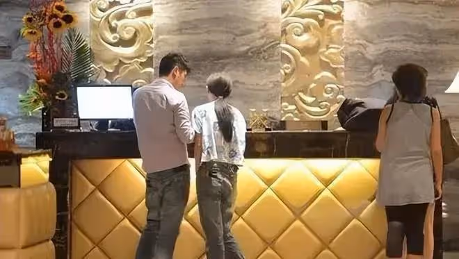 一家六口擠在一個62平,夫妻正常生活都沒有,只有偷摸去酒店