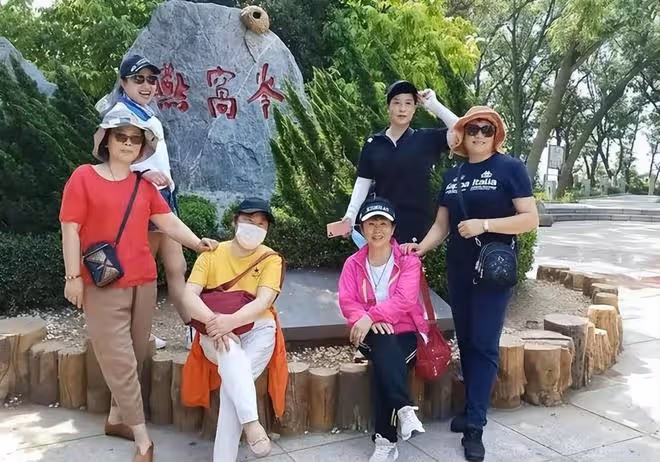 55歲阿姨相親一見鍾情,當晚同居,第二天起床還不知道對方名字!