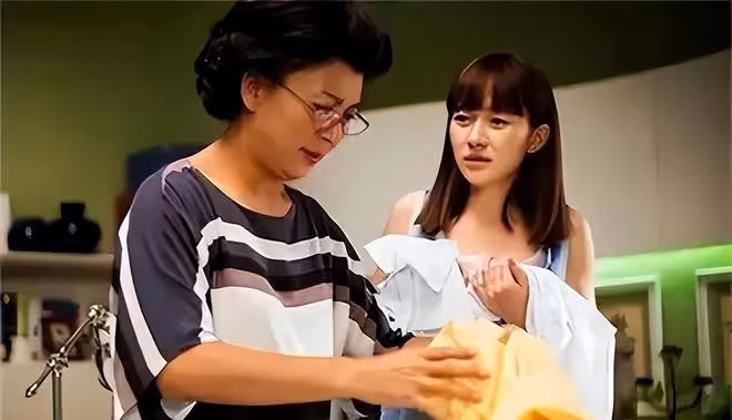 55歲阿姨相親一見鍾情,當晚同居,第二天起床還不知道對方名字!