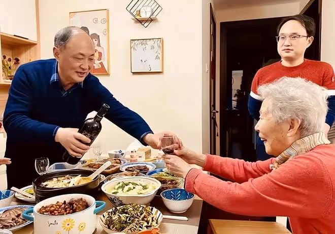 55歲阿姨相親一見鍾情,當晚同居,第二天起床還不知道對方名字!