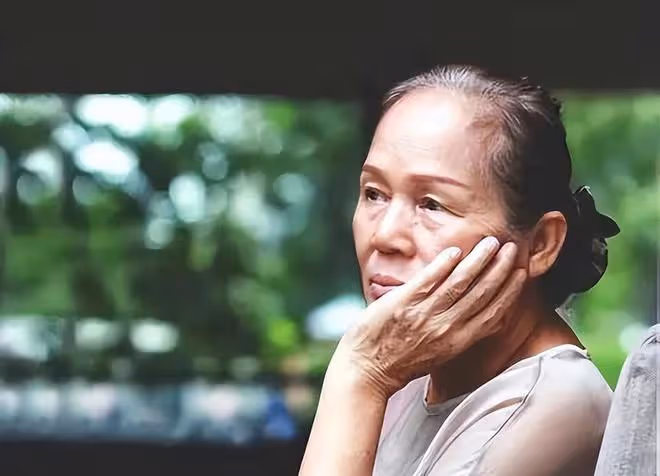 55歲阿姨相親一見鍾情,當晚同居,第二天起床還不知道對方名字!
