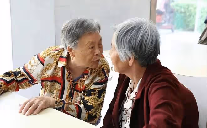 55歲阿姨相親一見鍾情,當晚同居,第二天起床還不知道對方名字!