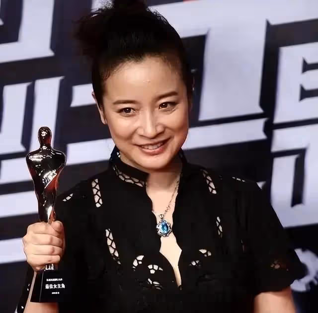 著名演員陳小藝:我雖緋聞不斷,但我永遠都不會辜負坐輪椅的丈夫