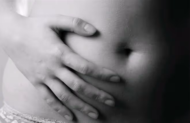 女子36歲喪偶,喪偶10年里每年都在婆家過年,公婆:她很不容易