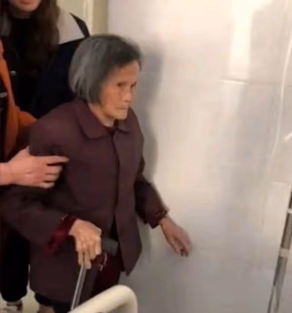 92歲爺爺病重,93歲奶奶決定放棄治療接其回家,最後一句話破防了