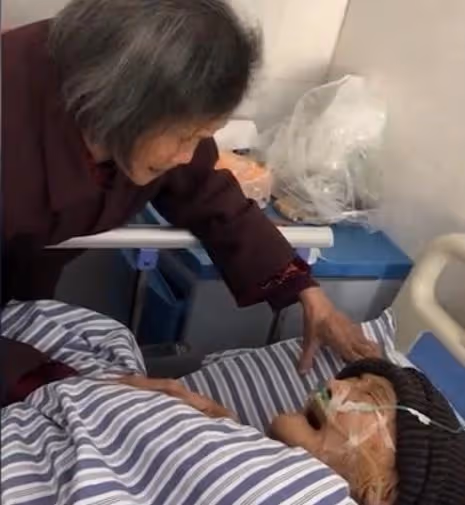92歲爺爺病重,93歲奶奶決定放棄治療接其回家,最後一句話破防了