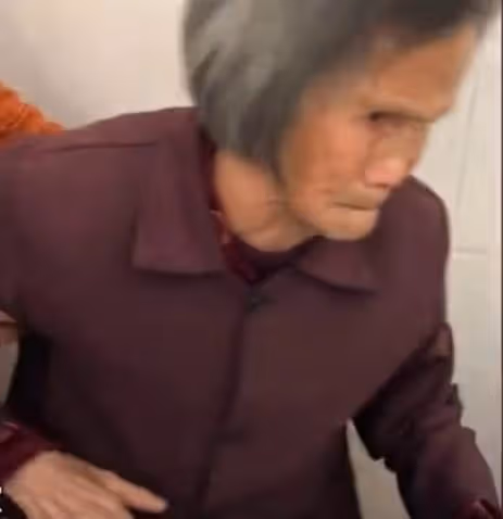 92歲爺爺病重,93歲奶奶決定放棄治療接其回家,最後一句話破防了
