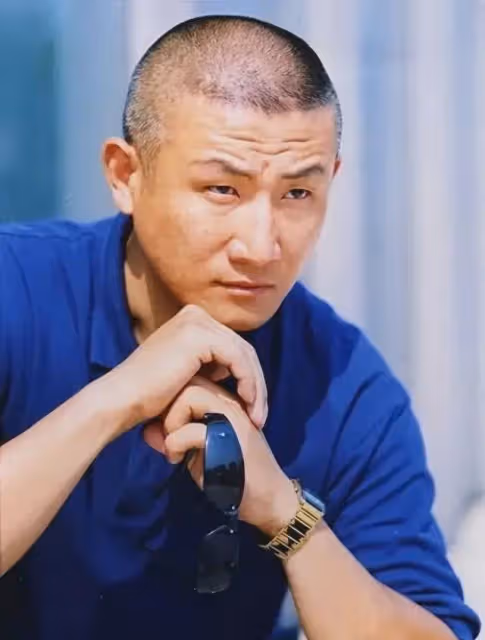 演員陸彭:娶圈外美女,因為妻子成為了大學教授,如今怎樣了?