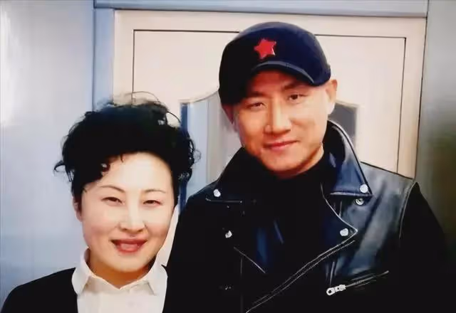 演員陸彭:娶圈外美女,因為妻子成為了大學教授,如今怎樣了?
