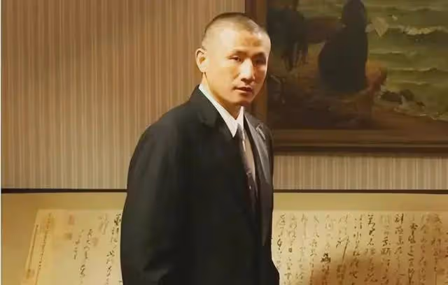 演員陸彭:娶圈外美女,因為妻子成為了大學教授,如今怎樣了?