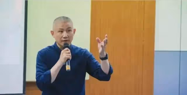 演員陸彭:娶圈外美女,因為妻子成為了大學教授,如今怎樣了?