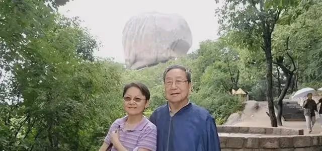 演員陸彭:娶圈外美女,因為妻子成為了大學教授,如今怎樣了?