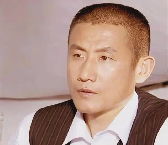演員陸彭:娶圈外美女,因為妻子成為了大學教授,如今怎樣了?