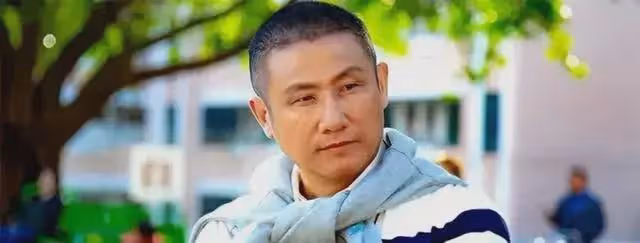 演員陸彭:娶圈外美女,因為妻子成為了大學教授,如今怎樣了?
