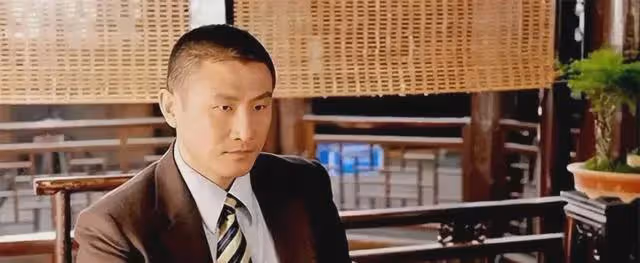 演員陸彭:娶圈外美女,因為妻子成為了大學教授,如今怎樣了?