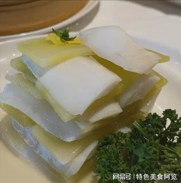 兩個北方人在廣州白天鵝吃早茶，結帳時差點付不起，吃霸王餐了。