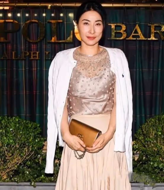 42歲郭晶晶「不節儉」了，她終於活成了真正的「豪門貴婦」