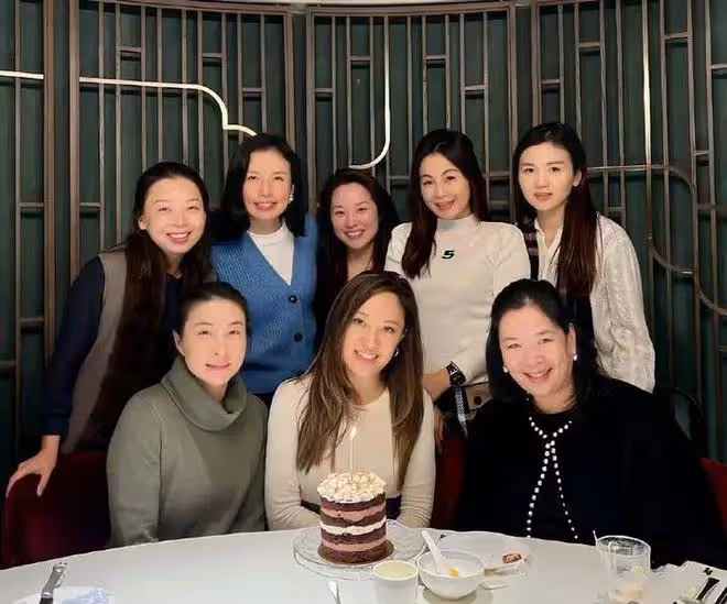 42歲郭晶晶「不節儉」了，她終於活成了真正的「豪門貴婦」