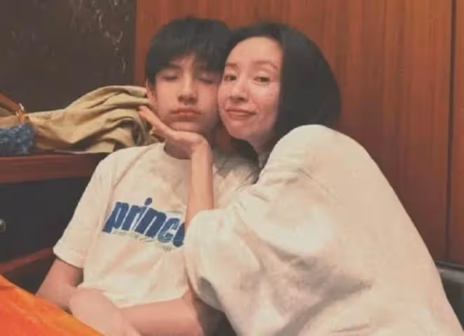 董潔14歲兒子神似梁朝偉，大鼻子如出一轍，網友疑惑重重