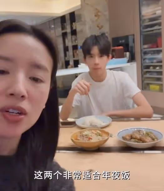 董潔14歲兒子神似梁朝偉，大鼻子如出一轍，網友疑惑重重
