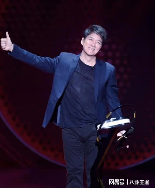 突發!63歲周華健不幸摔倒!眾多工作人員忙攙扶,受傷後保持沉默