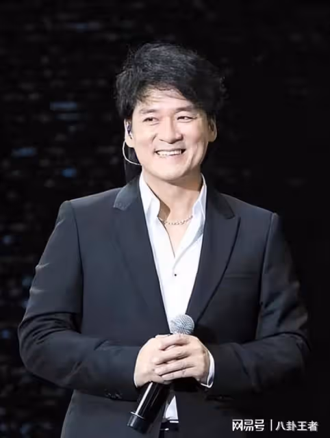 突發!63歲周華健不幸摔倒!眾多工作人員忙攙扶,受傷後保持沉默