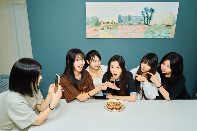 幻藍小熊正妹女團員滿18歲　媽媽飛奔韓國母女哭成淚海